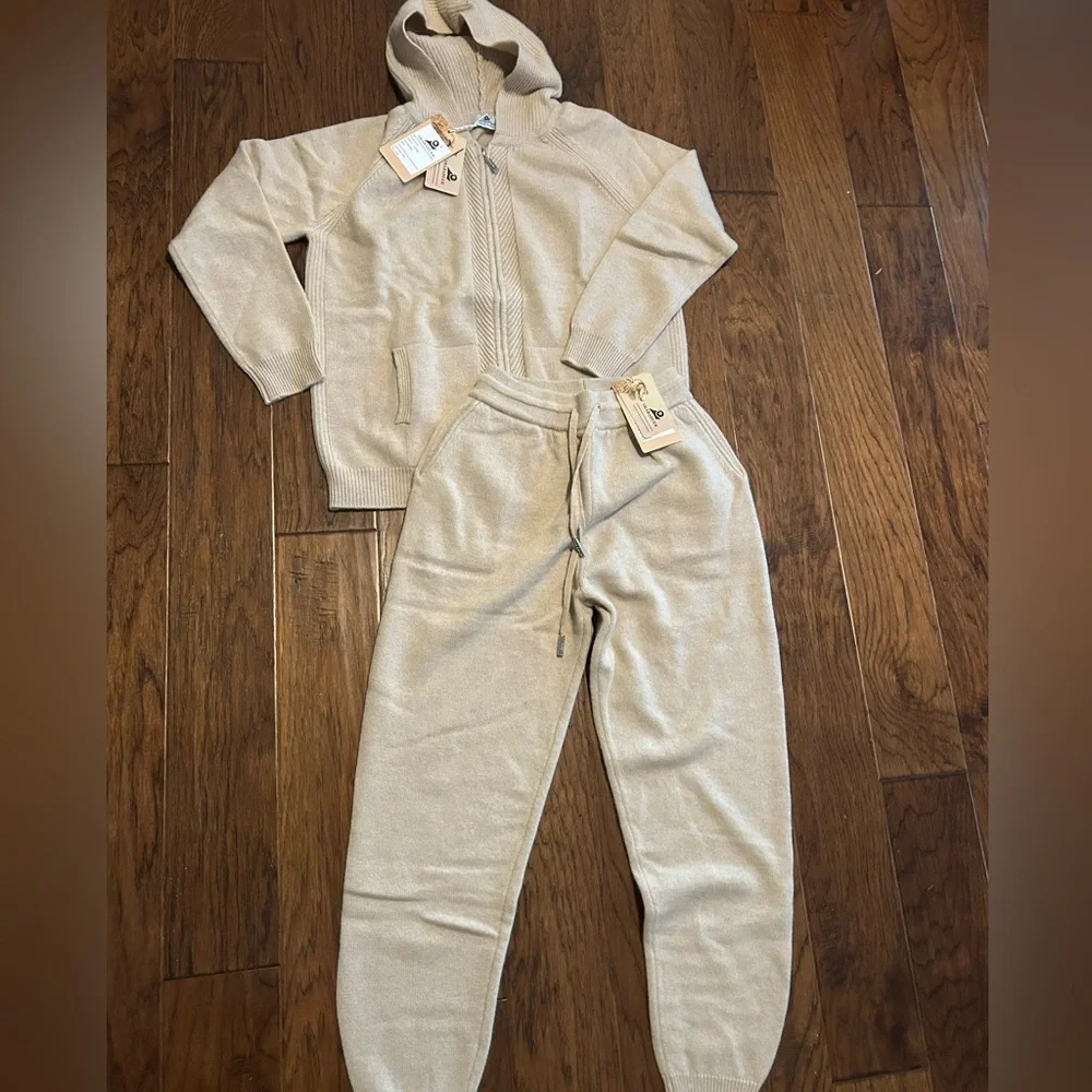 Shabaduer Cashmere & Wool blend Knit Hoodie and Pants Set - Picture 5 of 9